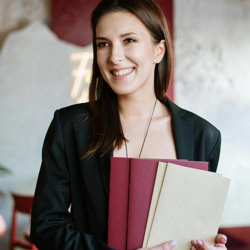 Experza host/Hostess